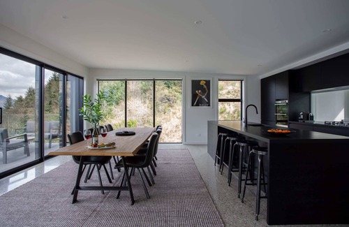 Frankton Villa | Sky Villa B, Free Parking, Gas Fire, BBQ, AC