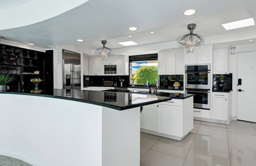 Canyon Corridor House | Skyfall House -Stunning secluded, peaceful iconic 3-bedroom home!