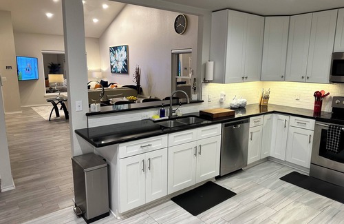 Los Cielos House | SkyHome, Mins to DT, COTA, Tesla, Airport and more! Sleeps 14!.