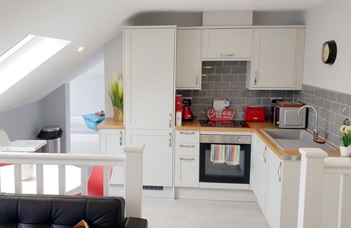 Caerphilly Apartment | Skyline apartment - 2 bedroom with castle views