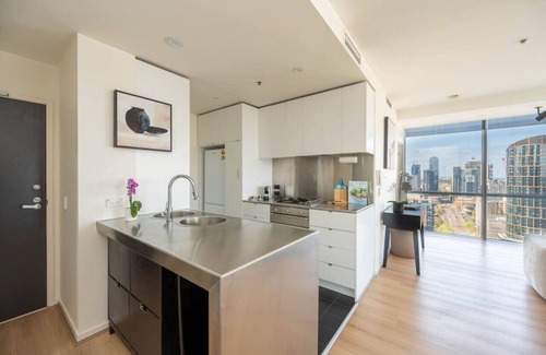 Melbourne Central Business District Apartment | Skyline, Stunning City Views