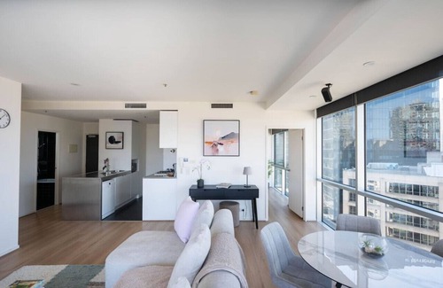Melbourne Central Business District Apartment | Skyline, Stunning City Views