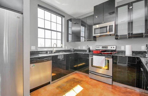 South Central Houston House | Skyline views! Roof Top ♛ King Bed Sleeps 8. Downtown ! Medical Center ! Astros