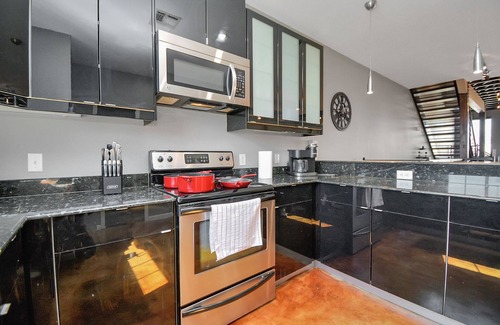 South Central Houston House | Skyline views! Roof Top ♛ King Bed Sleeps 8. Downtown ! Medical Center ! Astros