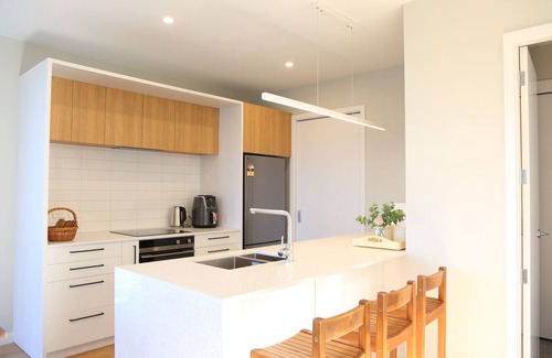 Johnsonville House | Skyline Vista: Luxe View, Parking, Espresso & Netflix