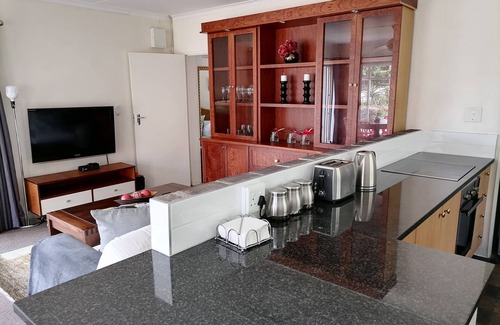 Northcliff Cottage | SkyView, a spacious modern cottage.