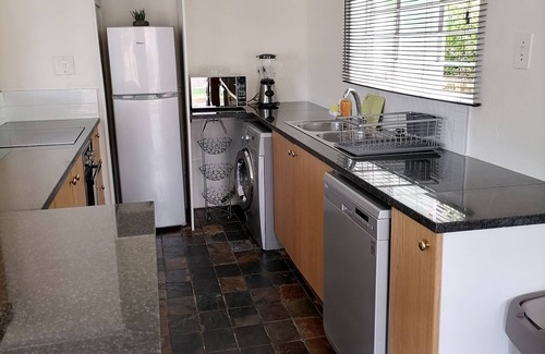 Northcliff Cottage | SkyView, a spacious modern cottage.