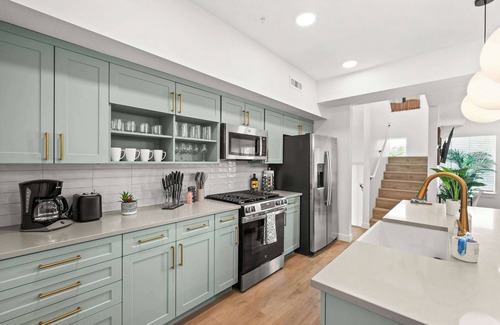 People's Freeway House | SLC Townhome King BD 2 Car Garage