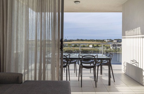 Birtinya Apartment | Sleek 2-Bed Unit With Expansive Water Views