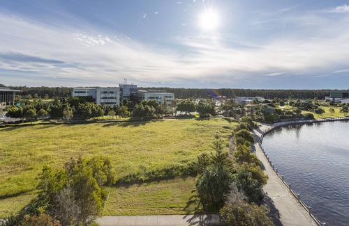 Birtinya Apartment | Sleek 2-Bed Unit With Expansive Water Views