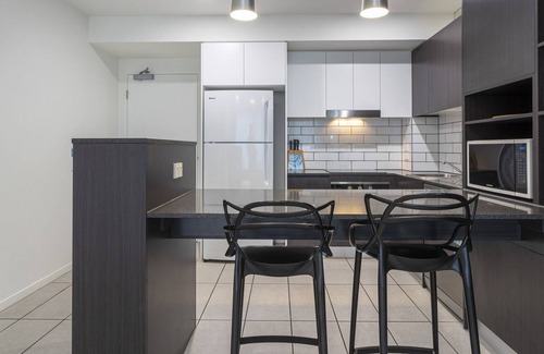Birtinya Apartment | Sleek 2-Bed Unit With Expansive Water Views