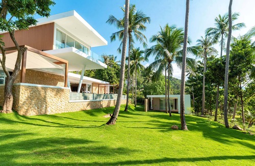 Thong Sala Villa | Sleek and spacious palatial family-style villa with a large garden
