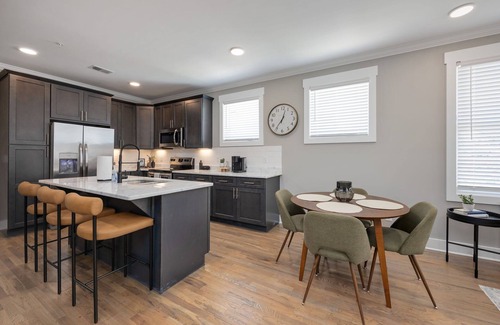 The Nations Condo | Sleek Apartment-Sleeps 4-The Nations-7 Mins to DT