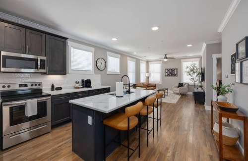 The Nations Condo | Sleek Apartment-Sleeps 4-The Nations-7 Mins to DT