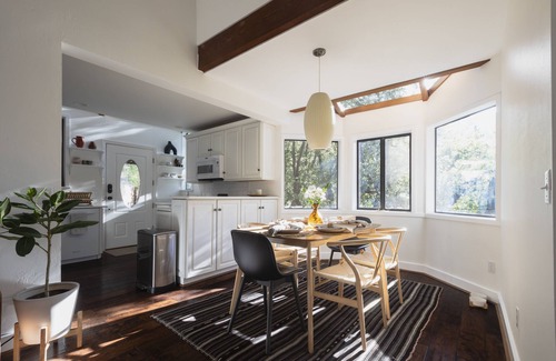 Fern Valley Cabin | Sleek & cozy treehouse cabin w/brand new bathrooms, walk to town, A+ views!