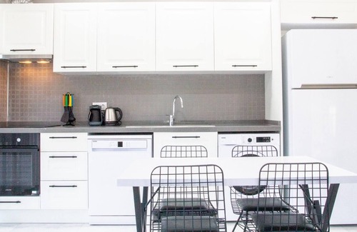 Milas House | Sleek Flat w Garden 5 min to Beach in Milas