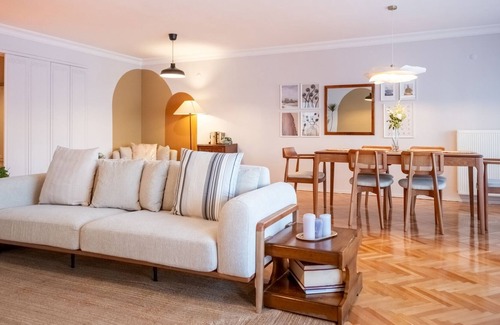 Karsiyaka Apartment | Sleek Flat with Sea View Balcony 2 min to Coast