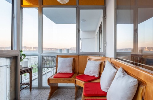Karsiyaka Apartment | Sleek Flat with Sea View Balcony 2 min to Coast