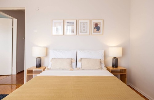 Karsiyaka Apartment | Sleek Flat with Sea View Balcony 2 min to Coast