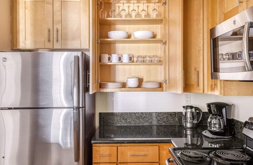 Atwater Village Apartment | Sleek Glendale 1BR w/Gym, Pool, Lounge, walkable location, by Blueground