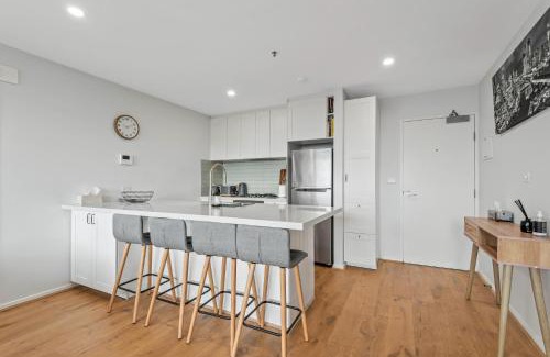 Kensington Apartment | Sleek Kensington 2-Bed with BBQ Area & Gym