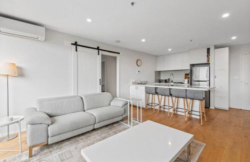 Kensington Apartment | Sleek Kensington 2-Bed with BBQ Area & Gym