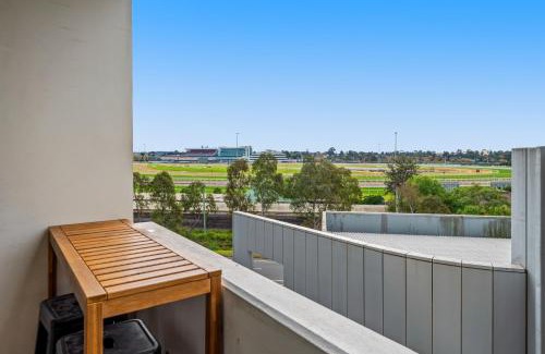 Kensington Apartment | Sleek Kensington 2-Bed with BBQ Area & Gym