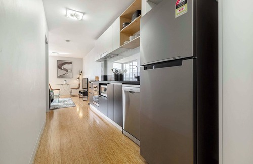 Brunswick Condo | Sleek Minimalist Condo w City Views FREE Parking