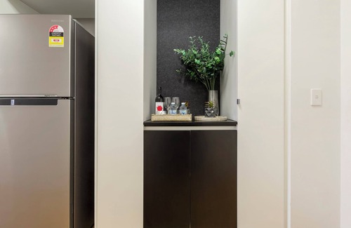 Brunswick Condo | Sleek Minimalist Condo w City Views FREE Parking