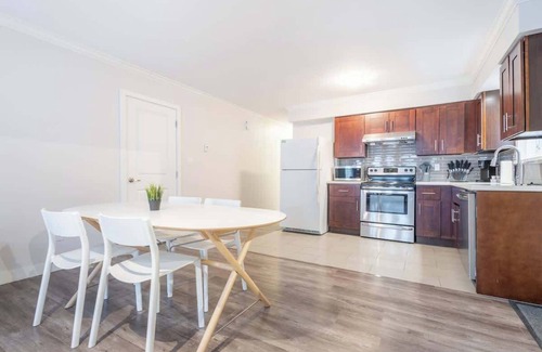 Sunset Apartment | Sleek Modern Escape –Comfort and Style in the City