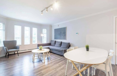 Sunset Apartment | Sleek Modern Escape –Comfort and Style in the City