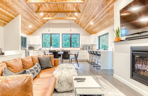 Government Camp House | Sleek, Modern Home in Town with Forest Views, Fire Table, WiFi - Walk to Skiing