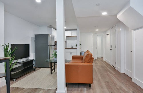 Winter Hill Apartment | Sleek Somerville Apartment near Encore!