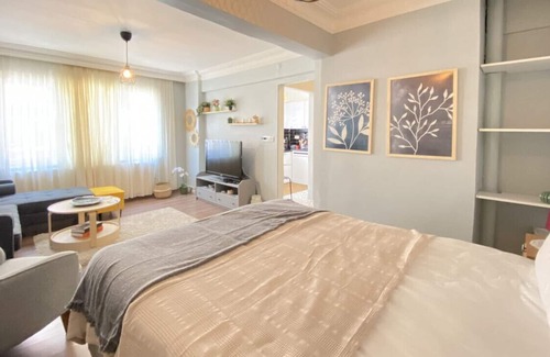 Gumussuyu Mahallesi Apartment | Sleek Studio Flat in Beyoglu with Central Location