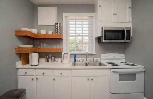 Montgomery Apartment | Sleek & Stylish Apt w/2 King Rooms - 10 Mins to DT!