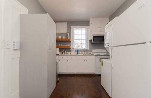 Montgomery Apartment | Sleek & Stylish Apt w/2 King Rooms - 10 Mins to DT!