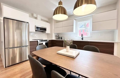 Arlington Apartment | Sleek & Stylish Condo Retreat, 2BA, W/D