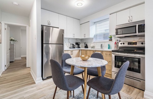 Port Credit Apartment | Sleek Suite, Close to Lake Ontario, Port Credit