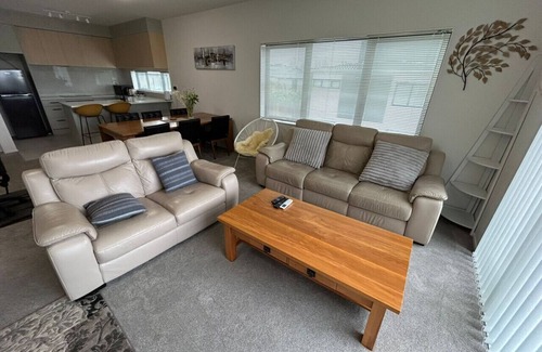 Massey Apartment | Sleek Vista Townhouse with Deck and Air-con