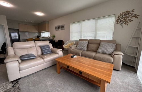 Massey Apartment | Sleek Vista Townhouse with Deck and Air-con