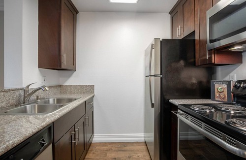 Palms Apartment | Sleek Westside 1BR w/Pool, Gym, Bball & Tennis Courts, by Blueground