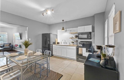 Meridian-Kessler Apartment | Sleep 5| Pet & Baby| Laundry | Closer to Hospitals