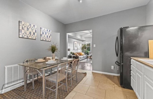 Meridian-Kessler Apartment | Sleep 5| Pet & Baby| Laundry | Closer to Hospitals