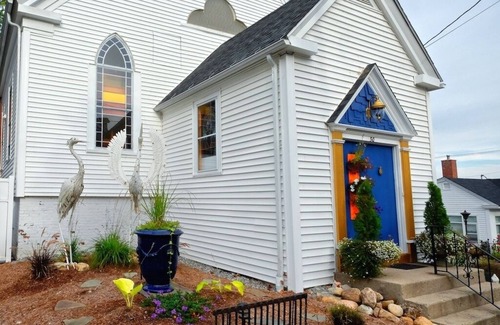 Wolfeboro House | Sleep Like an Angel in an Old Church - Brown Room