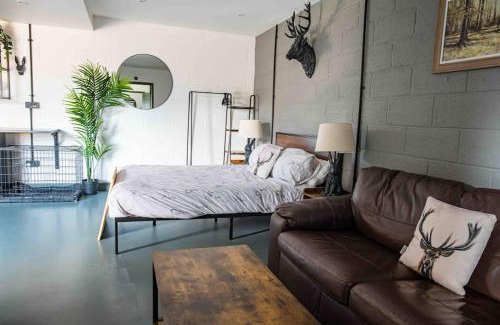 Exeter Apartment | Sleep next to a Horse in a stable by the city !
