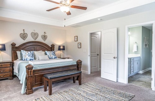 Carthage House | Sleeps 10! Carthage