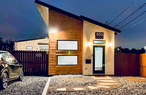 Arena District House | Sleeps 10 - Downtown - Grill, Mini Golf, Free Parking: 4 Cars, Huge Fenced Patio
