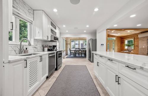 Danbury House | Sleeps 10 - Private Dock, Sauna, Outdoor Dining