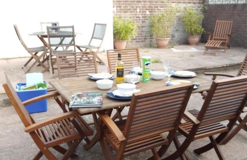 Trowbridge House | Sleeps 11, 2 Bath Bungalow - Parking & Free Wifi