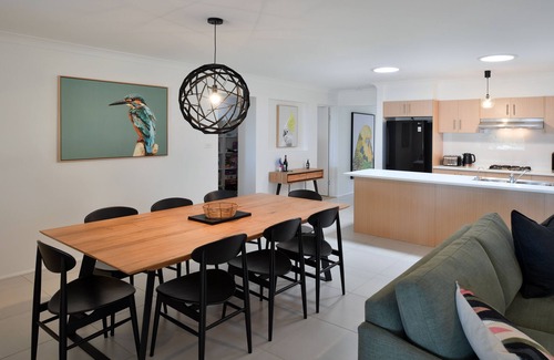 Manyana House | Sleeps 11. All linen and towels provided. Pets welcome. Lovely house.